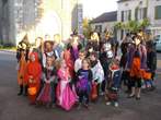 Sorcires, squelettes et monstres en pause et pose photo... - Halloween